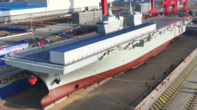China presenta su buque de asalto anfibio más avanzado y amplía su poderío naval
