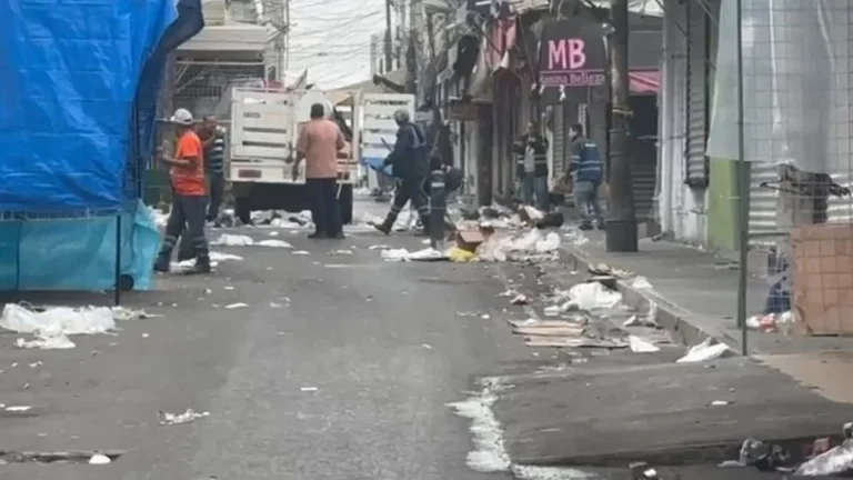Monterrey realiza limpieza y bacheo en el centro tras las festividades navideñas