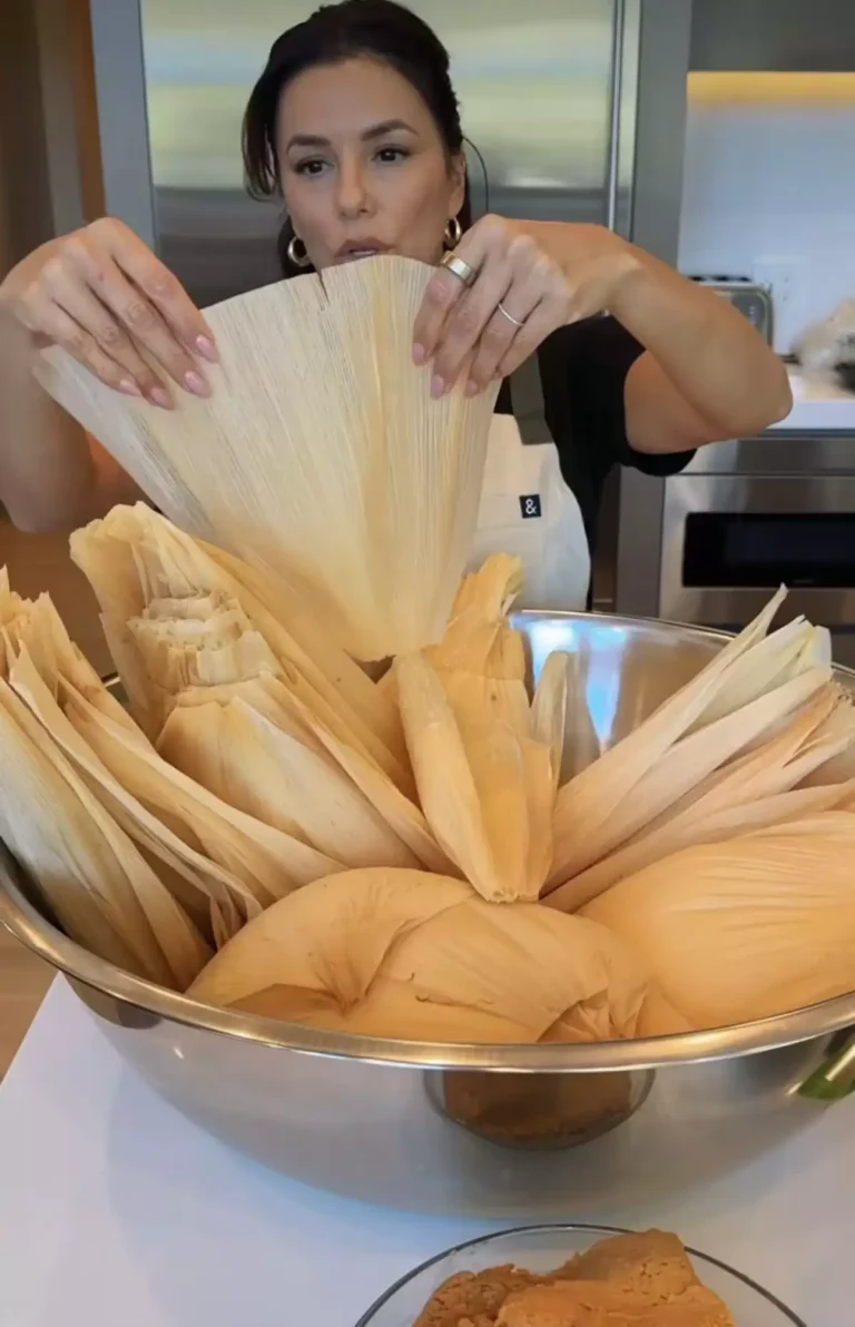 Eva Longoria reafirma su conexión con México preparando cientos de tamales en familia