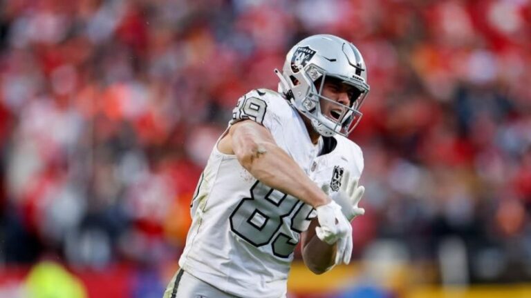 Brock Bowers hace historia en su temporada debut con los Raiders