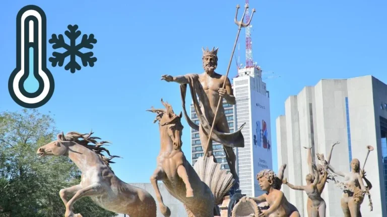 ¡La Fuente de Neptuno se congela por helada en Monterrey!