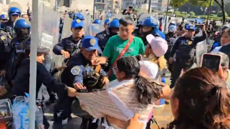 Riña violenta entre vendedores ambulantes y policías en la Alameda Central