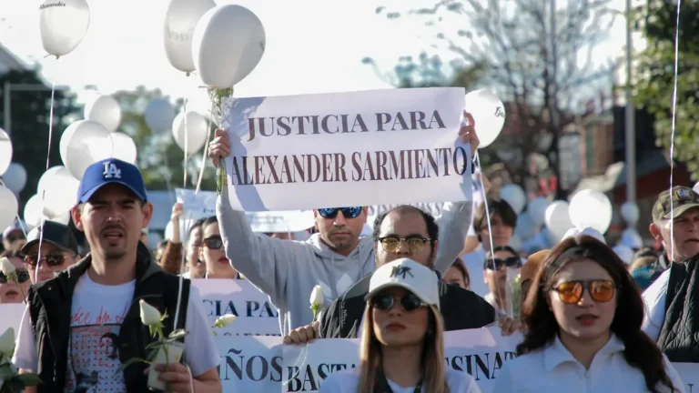 Exigen justicia por el asesinato de dos hermanos y su padre en Culiacán: Marcha termina en toma del Palacio de Gobierno