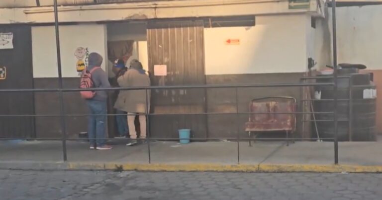 Joven da a luz en baño de terminal de autobuses en Puebla