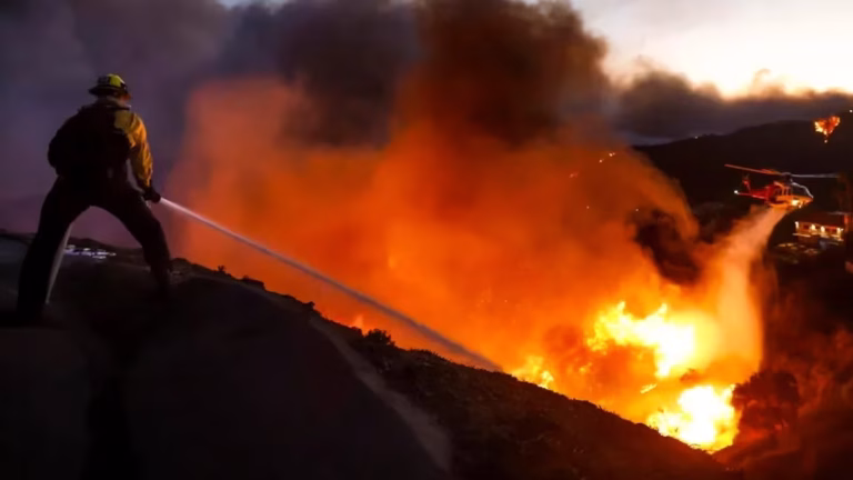 Evacuaciones masivas en Los Ángeles por incendios forestales