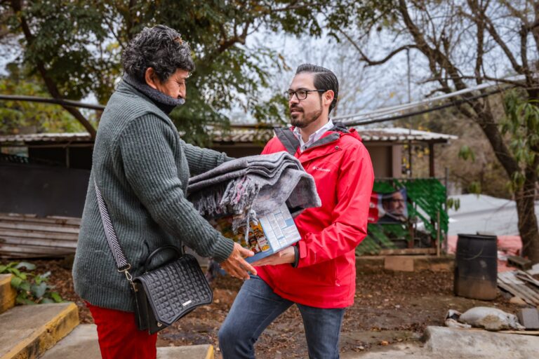 David de la Peña refuerza apoyo ante el frío con cobertores y alimentos a Santiaguenses
