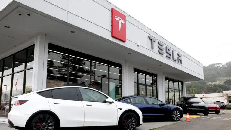 Ventas de Tesla bajan por primera vez, pero los vehículos eléctricos avanzan