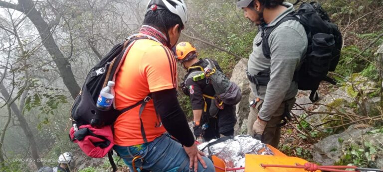 Senderista lesionada es rescatada en el Cerro de las Mitras
