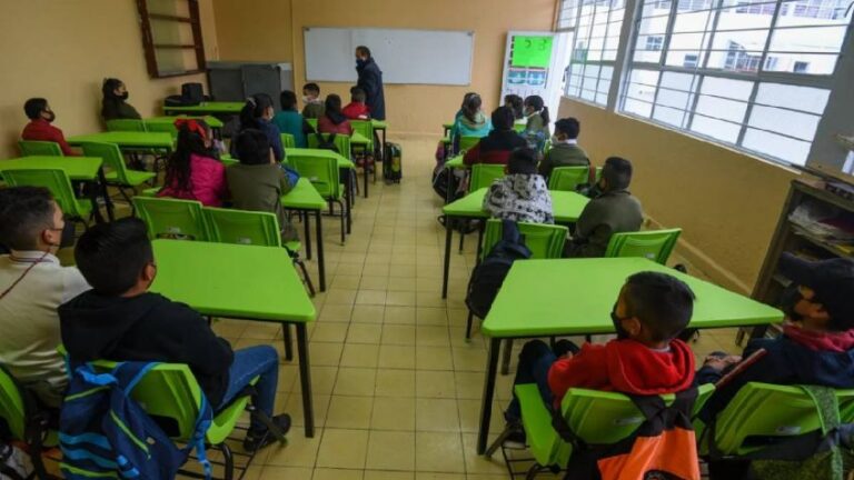 Padres bloquean vialidad en Ciudad de México para denunciar amenazas de un niño en primaria