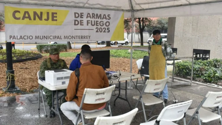 Monterrey lanza canje de armas por vales de despensa para fomentar la seguridad