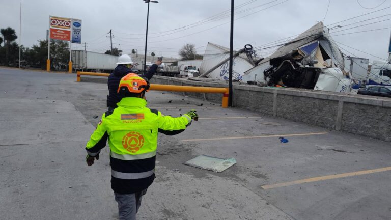 Tráiler se estrella contra poste en Apodaca
