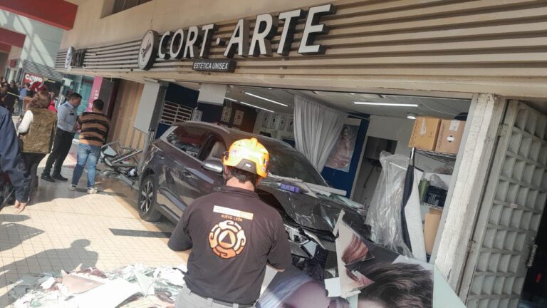 Accidente vial en Gonzalitos y Lincoln moviliza a cuerpos de emergencia