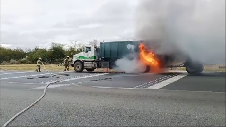 Incendio de vehículo de carga moviliza a autoridades en Apodaca