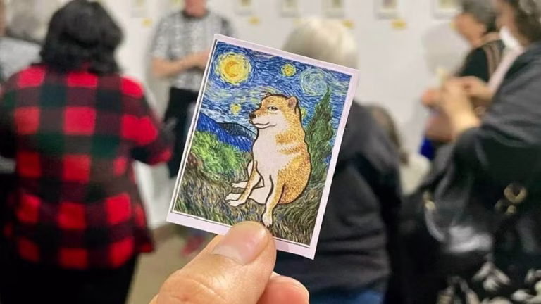 Inauguran exposición dedicada a Cheems en el Centro Histórico de la CDMX