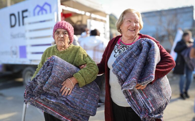 DIF y Protección Civil de Santiago entregan cobertores en la Sierra ante bajas temperaturas