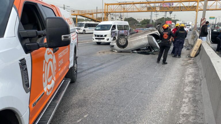 Volcadura en carretera a Laredo moviliza a Protección Civil en Escobedo