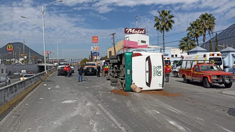 Accidente en Monterrey: Volcadura de camión deja tres heridos y afecta vialidad