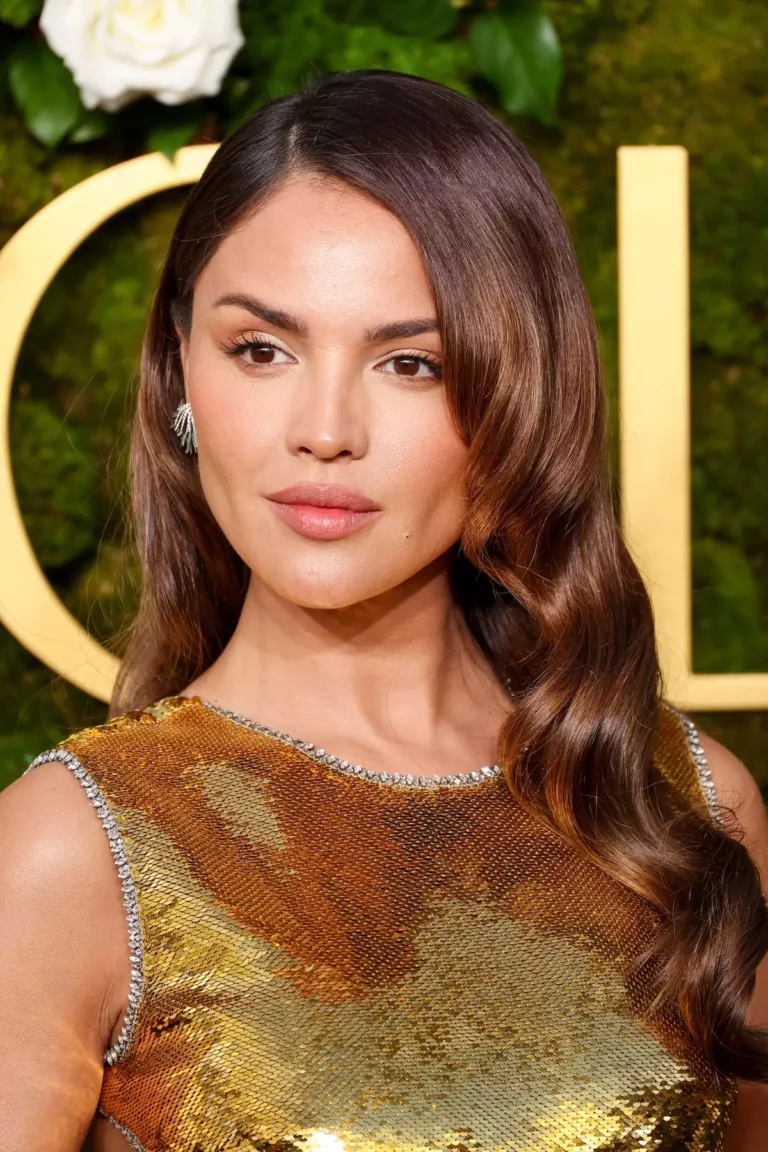 Eiza González destaca el orgullo de representar a los latinos en los Golden Globes