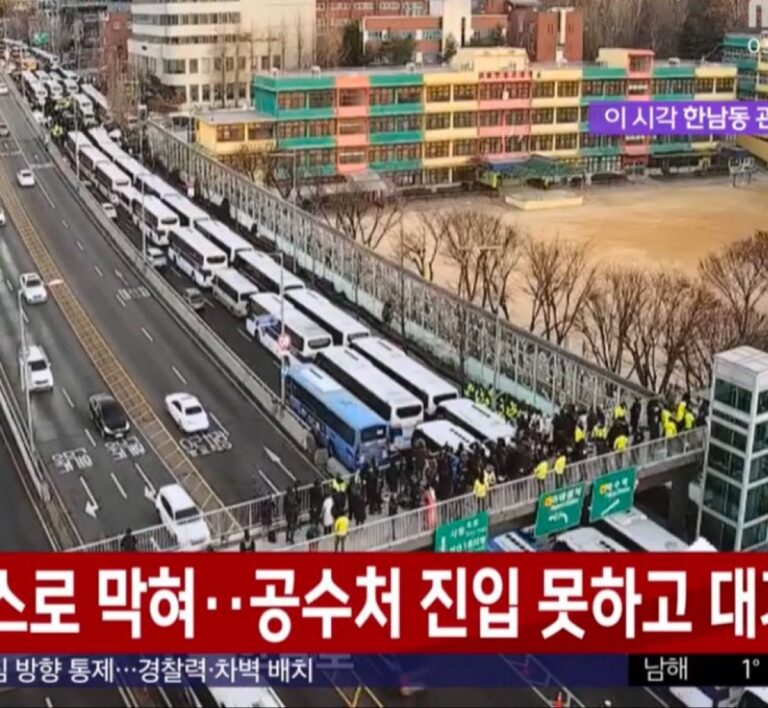 Ingresan en la residencia del destituido presidente surcoreano para detenerlo