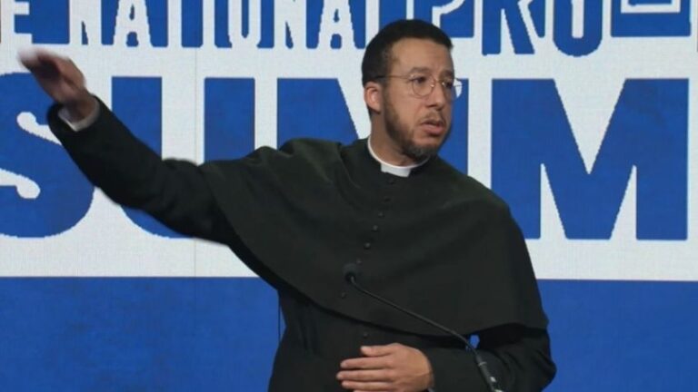 Sacerdote pierde licencia tras hacer gesto nazi en cumbre pro-vida