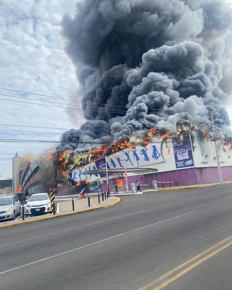 Arde Casino Royal en Sinaloa