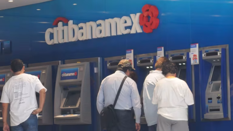Nueva estafa en cajeros automáticos: ‘Tallado de tarjetas’ vacía cuentas bancarias