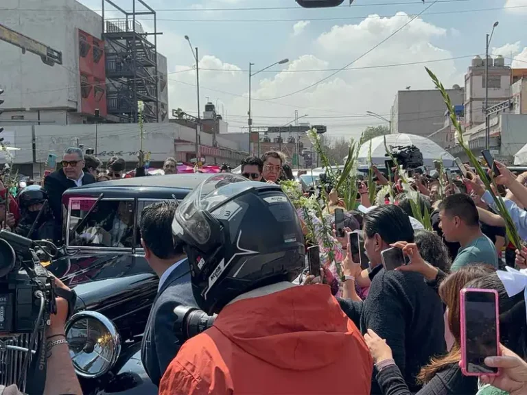 Miles de personas despiden a Paquita la del Barrio en un emotivo recorrido por las calles de CDMX.