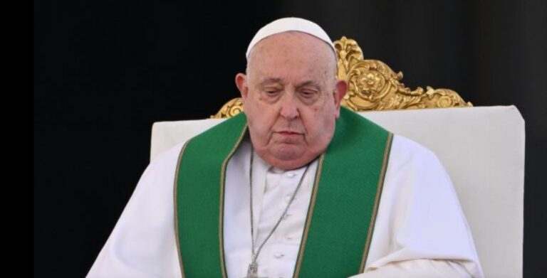 El Papa Francisco enfrenta complicaciones de salud tras diagnóstico de neumonía bilateral