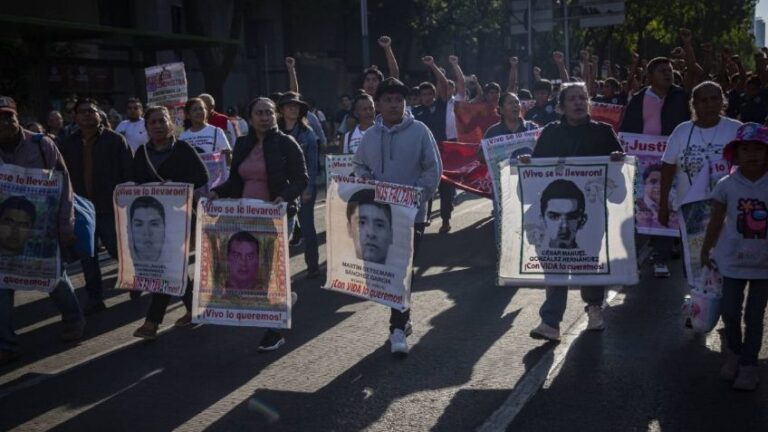 Sheinbaum se reunirá con familias de los 43 normalistas para informar avances