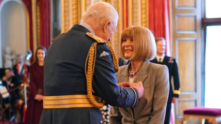 Anna Wintour recibe un importante reconocimiento de Carlos III