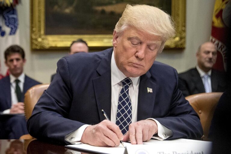 Trump retrasa aranceles a México y Canadá hasta abril