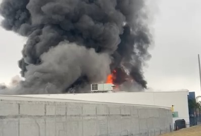 Incendio en fábrica de Apodaca genera movilización y alarma entre vecinos