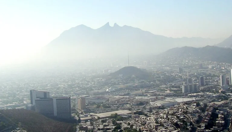 Gobierno y empresas refuerzan estrategia para reducir la contaminación en Nuevo León