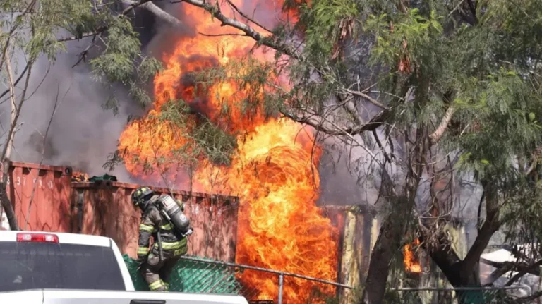 Incendio en Parque Fundidora de Monterrey activa respuesta de emergencias