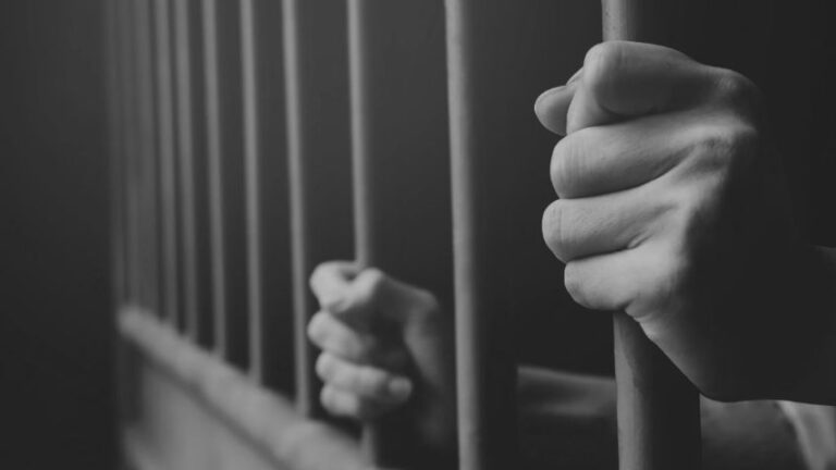 Sentencian a 154 años de prisión a hombre por asesinar a martillazos a su suegra y a dos de sus hijas