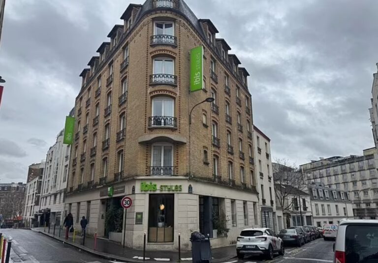 Tragedia en París: Turista estadounidense lanza a su bebé recién nacido desde una ventana y lo mata