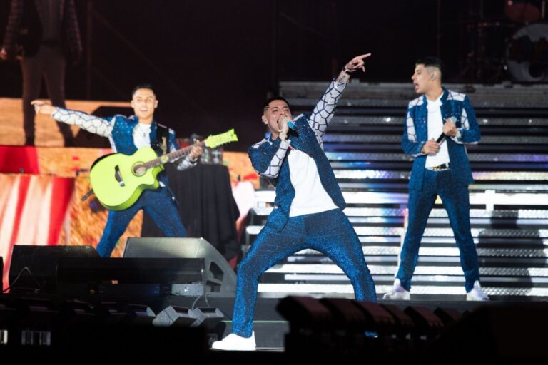 Grupo Firme y Eduin Caz amenazados con ‘narcomanta’ en Tijuana antes de su concierto en Mazatlán