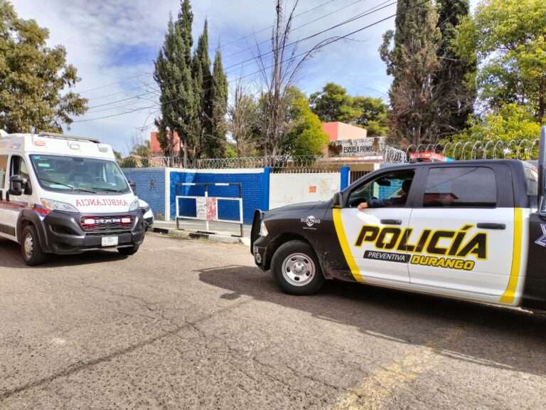 Niño lleva esposas a la escuela y deja atrapada a su compañera