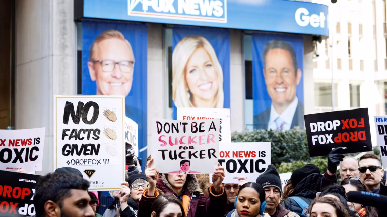 Tucker Carlson acusa a Ucrania de redirigir armas de EU a cárteles mexicanos