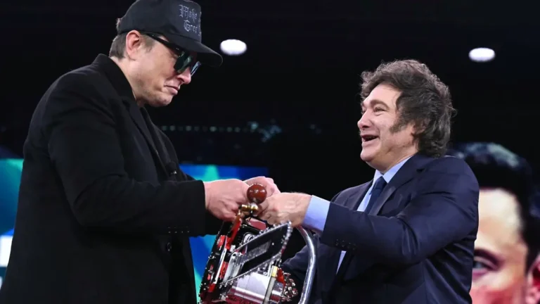 Milei sorprende a Musk con una motosierra en su encuentro en el CPAC