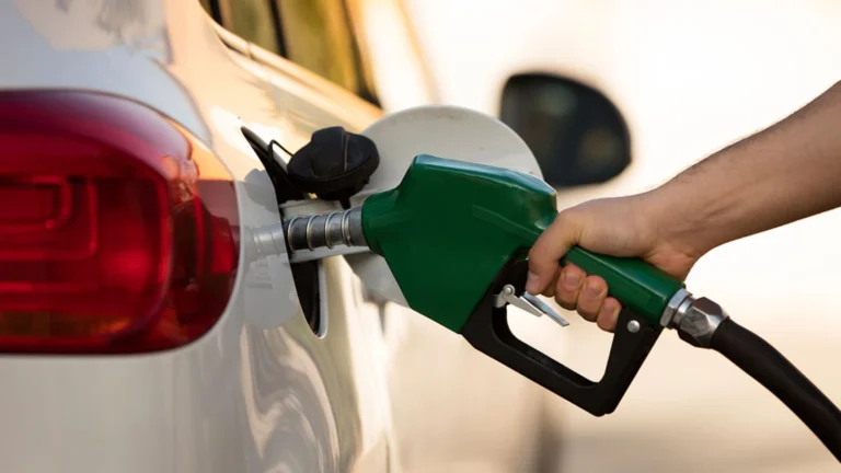 Gasolina tope a 24 pesos, Gobierno y empresarios congelan precio por seis meses