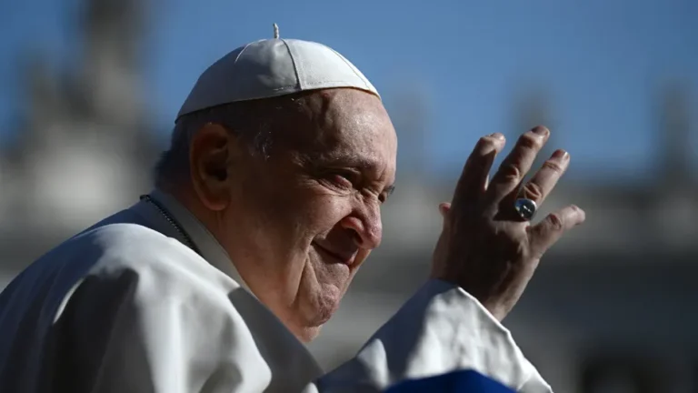 Papa Francisco mejora, pero su estado sigue siendo reservado tras dos semanas hospitalizado