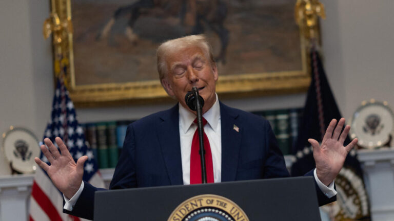 Trump ordena eliminar fondos federales para migrantes indocumentados