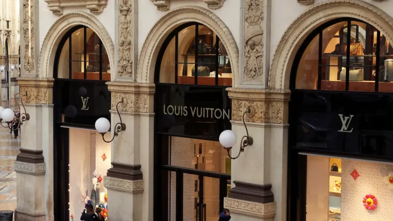 Louis Vuitton lanza línea de maquillaje de lujo y apunta a ser el nuevo referente en belleza