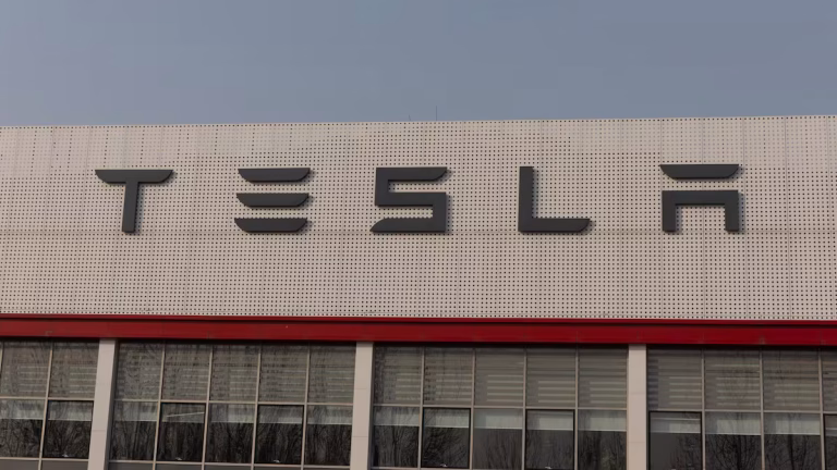 Vandalizan vehículos de Tesla en Canadá en protesta contra Elon Musk