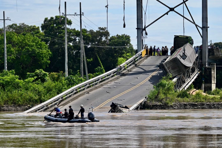 Colapso de puente deja tres muertos y dos desaparecidos en Ecuador