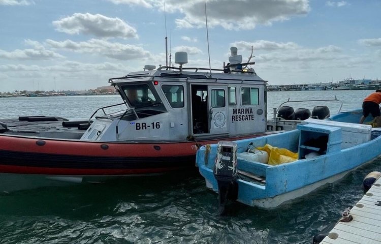 Marina rescata a 14 balseros cubanos en costas de Yucatán