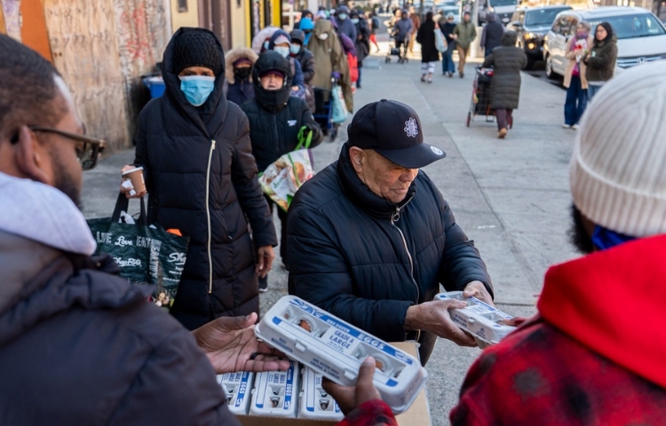 Crisis del huevo en E.U.: largas filas en Nueva York por una docena gratis