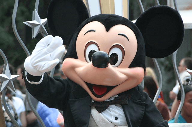Imitador de Mickey Mouse aterrorizó a turistas en Nápoles, Italia