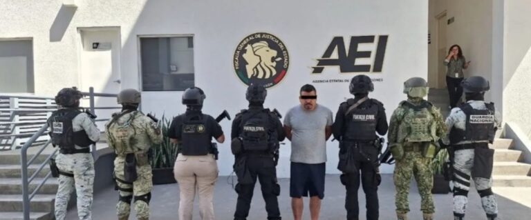 Detienen en Apodaca a hombre buscado por secuestro con drogas y dinero en efectivo